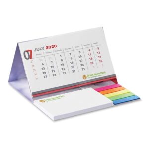 Calendario da tavolo con copertina morbida, pennarelli e blocco note.