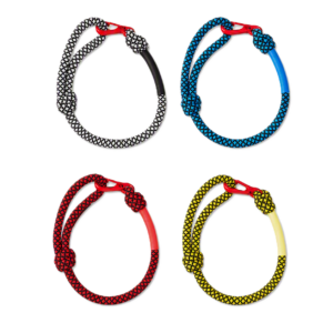 Braccialetto regolabile in lanyard tono su tono con chiusura in metallo.