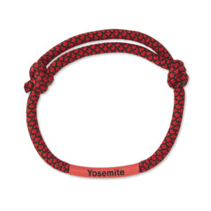 Braccialetto regolabile in lanyard tono su tono.