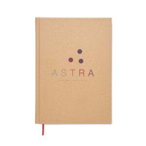 Notebook A5 con copertina rigida in carta riciclata con fogli stampati con il tuo disegno.